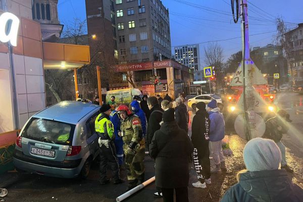 В Екатеринбурге легковушка сбила пешехода и врезалась в крыльцо магазина