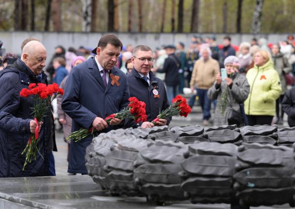 Губернатор Евгений Куйвашев возложил цветы к Вечному огню на Широкореченском мемориале
