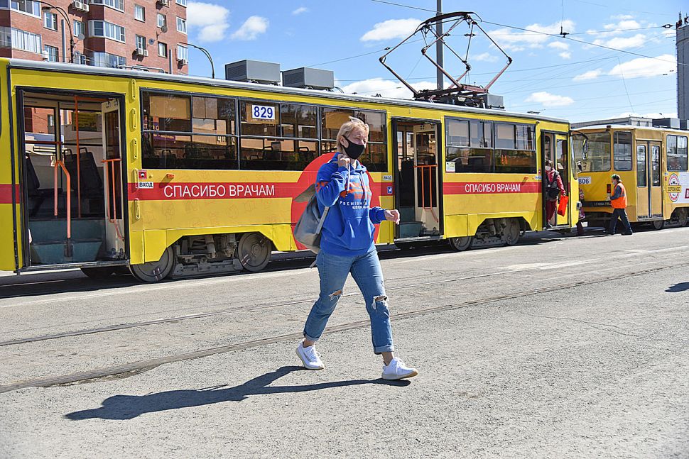 Движение 21 трамвая. Трамвай 21 Екатеринбург. Транспорт похожий на трамвай. Автобус похожий на трамвай. Трамвай похожий на клоуна.