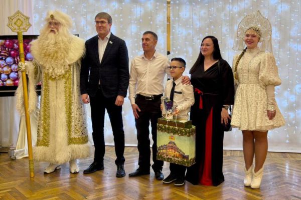 Телескоп для Данила и театр для Самиры. Денис Паслер исполнил мечты двух юных свердловчан