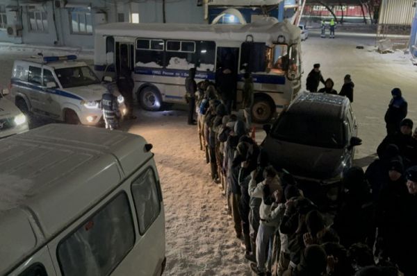 Более 80 мигрантов задержали полицейские на  хладокомбинате в Екатеринбурге