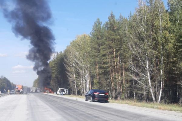 На Челябинском тракте Volkswagen врезался в Skoda и загорелся