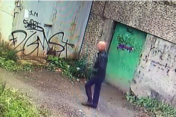В Нижнем Тагиле мужчина домогался восьмилетнюю девочку. Его ищет полиция