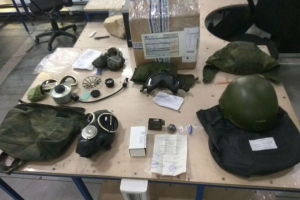 Спецслужбы в Кольцово не дали контрабандистам вывезти из страны 160 кг военной экипировки и прицелов