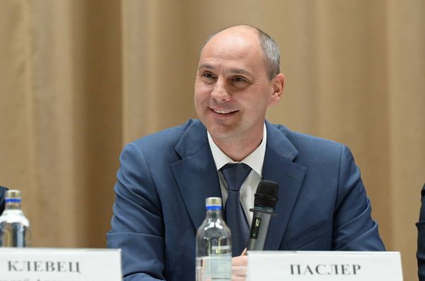 Рекордсмены ЕГЭ: Денис Паслер поздравил первых 200-балльников Свердловской области