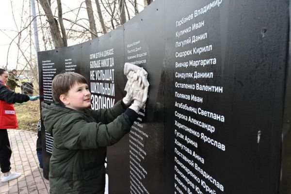 В Екатеринбурге волонтеры провели субботник у памятника детям войны - труженикам тыла