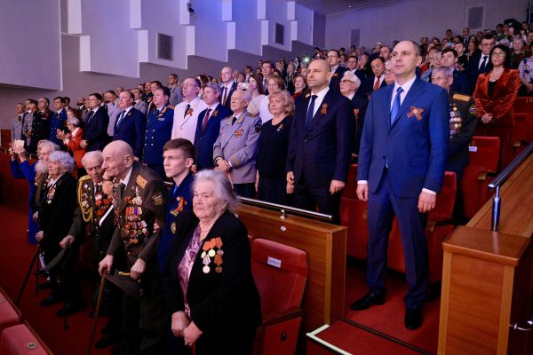 Денис Паслер и Артём Жога поздравили уральцев с Днём Победы на торжественном собрании