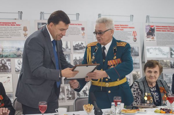 Евгений Куйвашев подарил музею УДТК копии подшивок «Уральского рабочего» за 1943 год