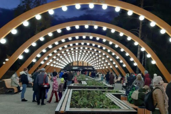 В Качканаре создали зону комфорта с танцплощадкой, уличной мебелью и арочным освещением