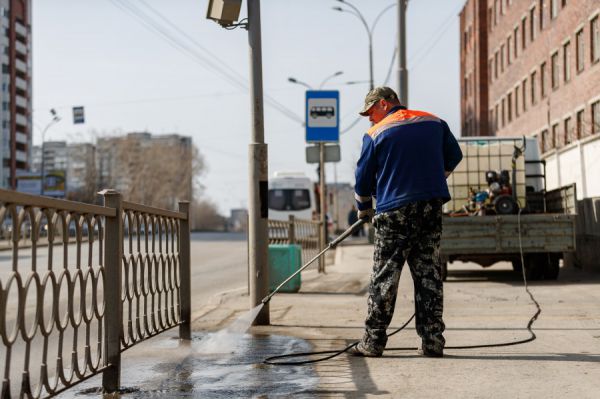 Коммунальщики Екатеринбурга приступили к весенней уборке города