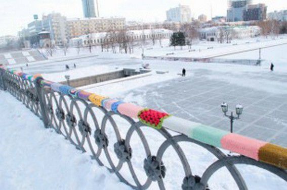 Юные екатеринбуржцы «утеплили» мост на Плотинке