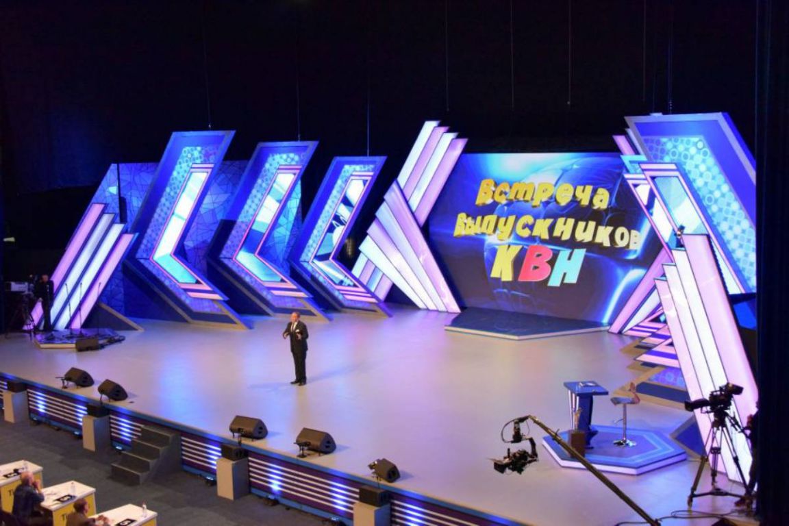 Квн сайт. Сцена КВН Высшая лига 2022. Команда КВН ЕРМИ. КВН декорации. КВН Высшая лига декорации.