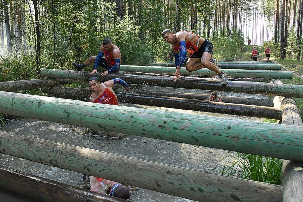 Фоторепортаж: рукорходы и переправы не остановили участников «Гонки героев»