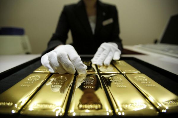 На фоне «черного вторника» эксперты посоветовали перевести свои сбережения в золото