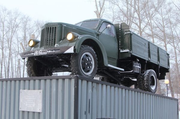 В Каменске-Уральском вернули на постамент грузовик с полувековой историей