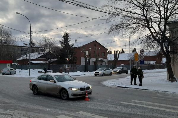 В Екатеринбурге мать четверых детей уснула за рулём и сбила двух человек