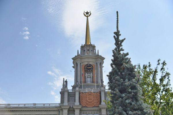 «Жертв нет, информация уточняется». Мэр Екатеринбурга Алексей Орлов сообщил, где могут разместиться жители пострадавших от атаки БПЛА домов
