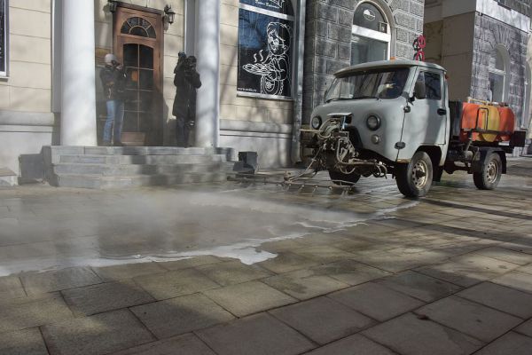 Коммунальщики в срочном порядке начали убирать тополиный пух