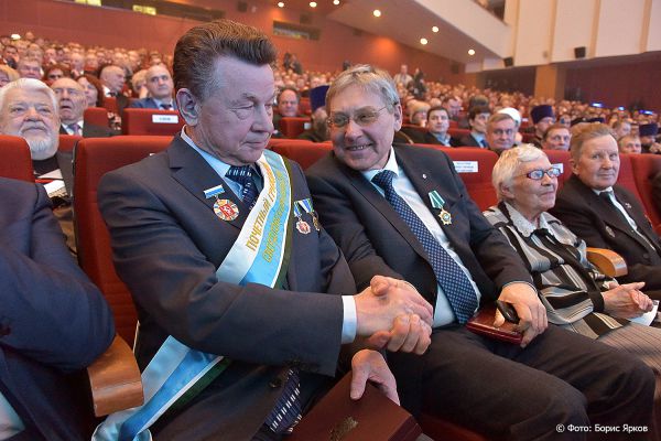 В день 85-летия Свердловской области выдающимся уральцам вручили награды