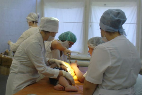 По примеру своих кумиров: хирург из Каменска-Уральского спасла жизнь своему коллеге, когда ему было 7 лет