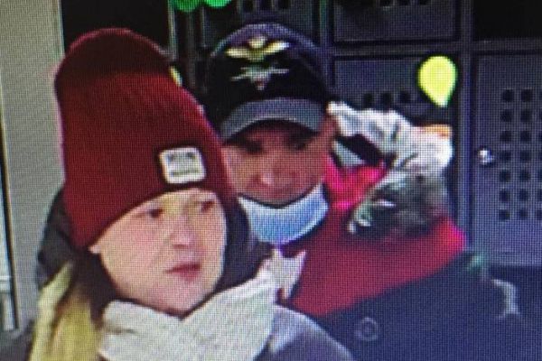 Полиция разыскивает пару, взявшую чужую барсетку, оставленную в магазине на Эльмаше