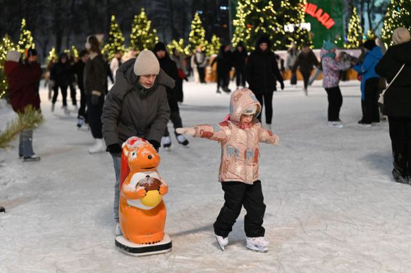 Любители катания на коньках опробовали лед  главного катка Среднего Урала