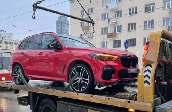 В Екатеринбурге у должника забрали BMW прямо во время обеда