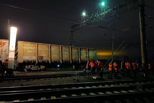 В Екатеринбурге сошел с рельсов грузовой поезд, перевозивший известняк