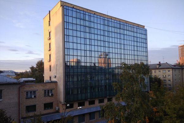 В Екатеринбурге вновь пытаются продать офисник на улице Братьев Быковых