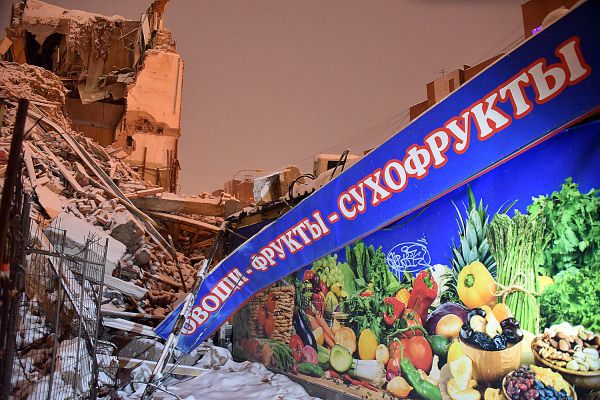 Фоторепортаж: в Екатеринбурге стена дома рухнула на тротуар и проезжую часть дороги