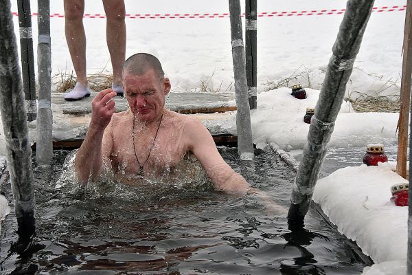 Фоторепортаж: екатеринбуржцы выстраивались в очередь, чтобы окунуться в прорубь