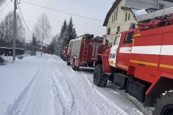 Пожар в деревне Старые Решеты помогли потушить огнеборцы первоуральской колонии
