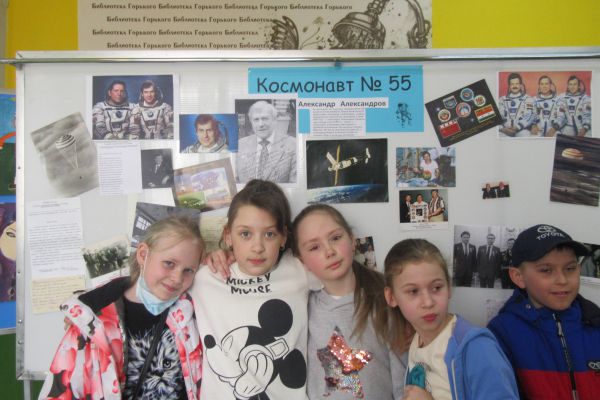 Космонавт Александр Александров передал библиотеке Екатеринбурга часть личного архива