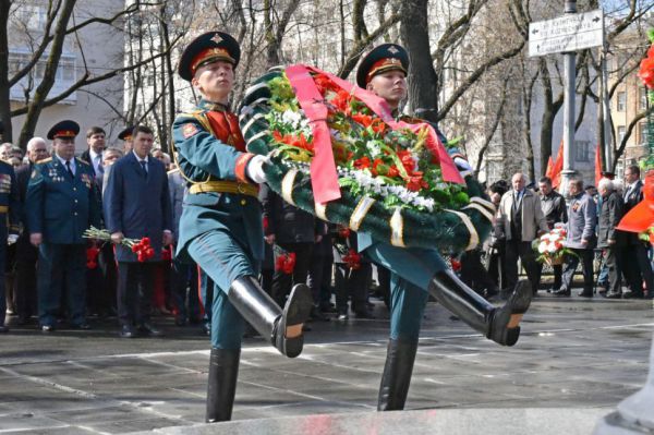 Маршал Победы пять лет работал в Свердловске: уральцы возложили цветы к памятнику Жукова