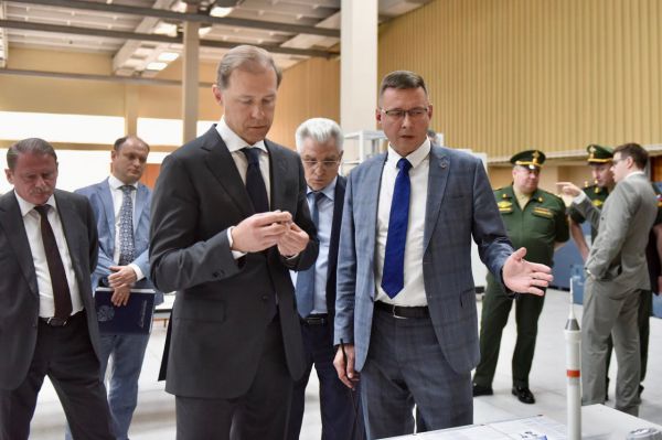Денис Мантуров оценил готовность системы управления ракеты «Союз-5»