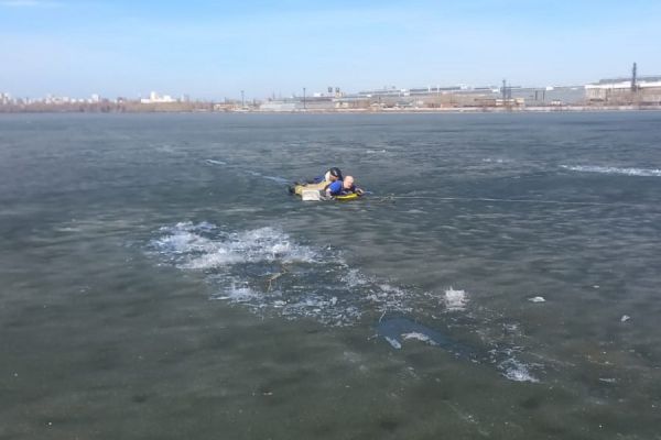 В Екатеринбурге сотрудники МЧС спасли рыбаков, которые провалились под лед
