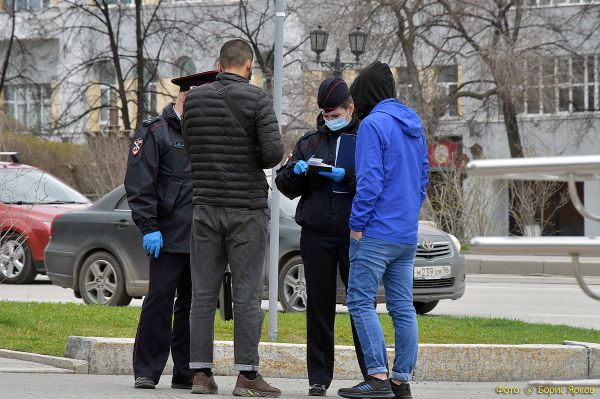 В Каменске-Уральском жильцы закрытого на карантин общежития устроили пьянку