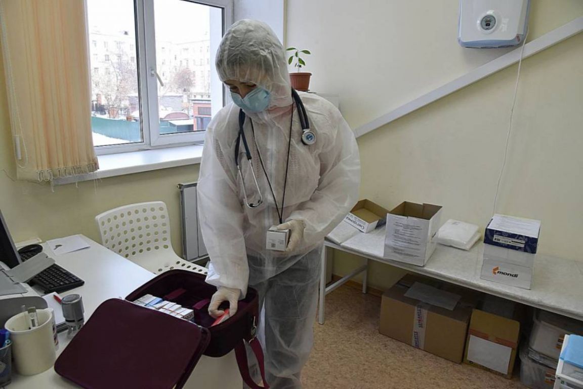 Койки для больных коронавирусом. Работники поликлиники. Врач на дом ковид. Диспансеризация фото. Поликлиники коронавирус.