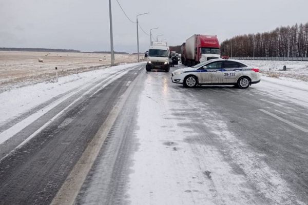 В Свердловской области из-за гололеда перекрыли еще одну трассу
