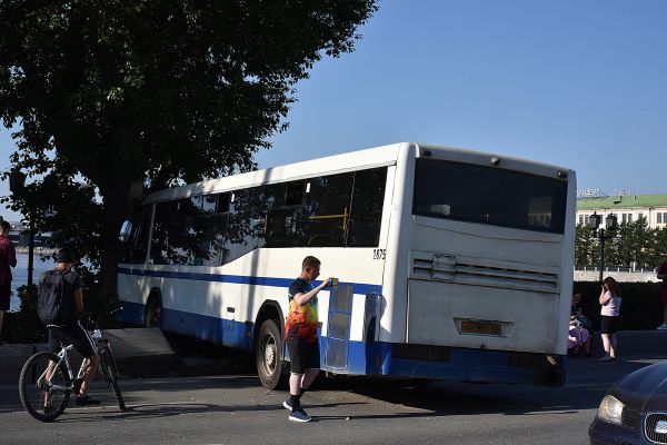 На Плотинке автобус вылетел «на встречку». Есть пострадавшие