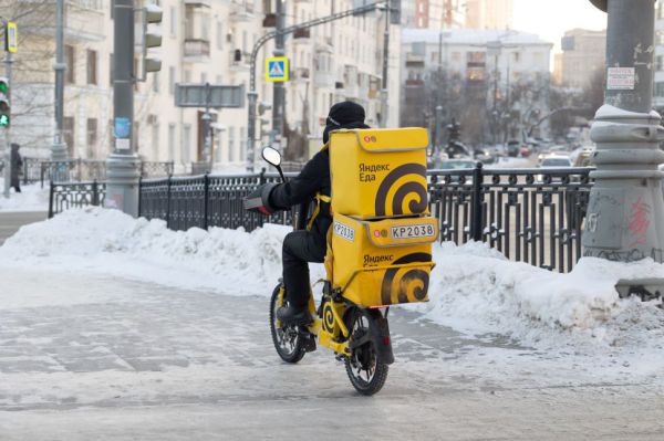 Велокурьерам могут запретить езду по тротуарам уже летом
