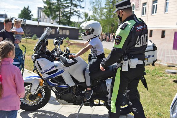 Фоторепортаж: юные екатеринбуржцы пересели 1 июня на патрульные мотоциклы ДПС