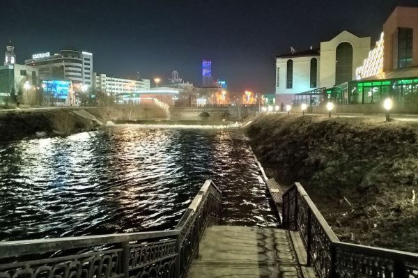 В Екатеринбурге Исеть вышла из берегов и затопила набережную