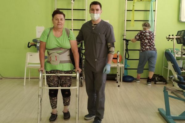 «Мечтаю выступать на сцене»: свердловчанка заново учится ходить после операции