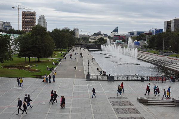 Строители ответили вице-мэру Екатеринбурга на обвинения в порче плитки на Плотинке