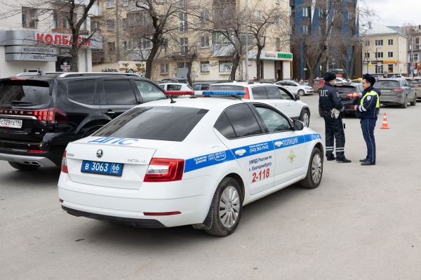 В Екатеринбурге сотрудники ДПС устроили погоню со стрельбой за отечественной легковушкой