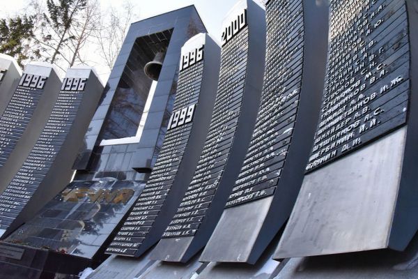 На мемориале «Черный тюльпан» в Екатеринбурге станцевали школьницы