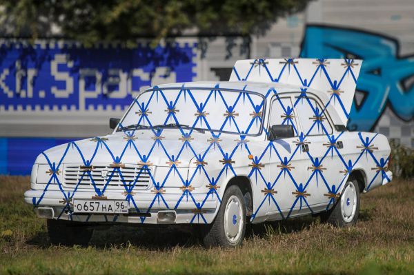 В Екатеринбурге уличные художники расписали «Волгу»