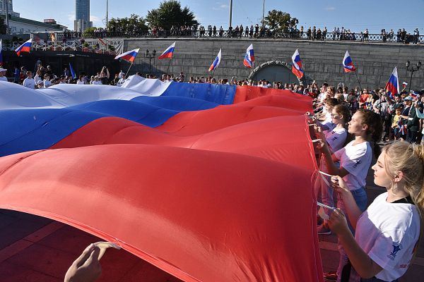 В Екатеринбурге развернули триколор размером 10 на 15 метров