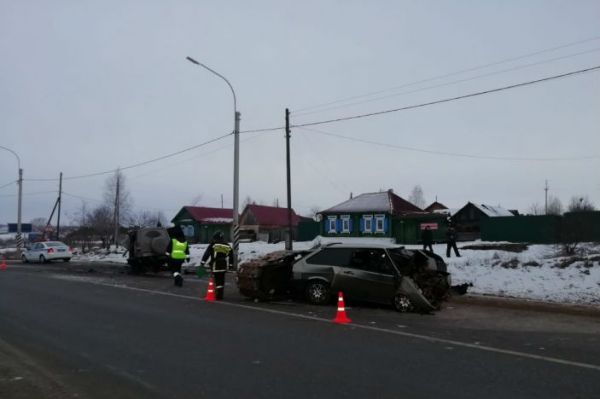 На Урале с грузовика слетела платформа крана: один человек погиб, ещё трое пострадали